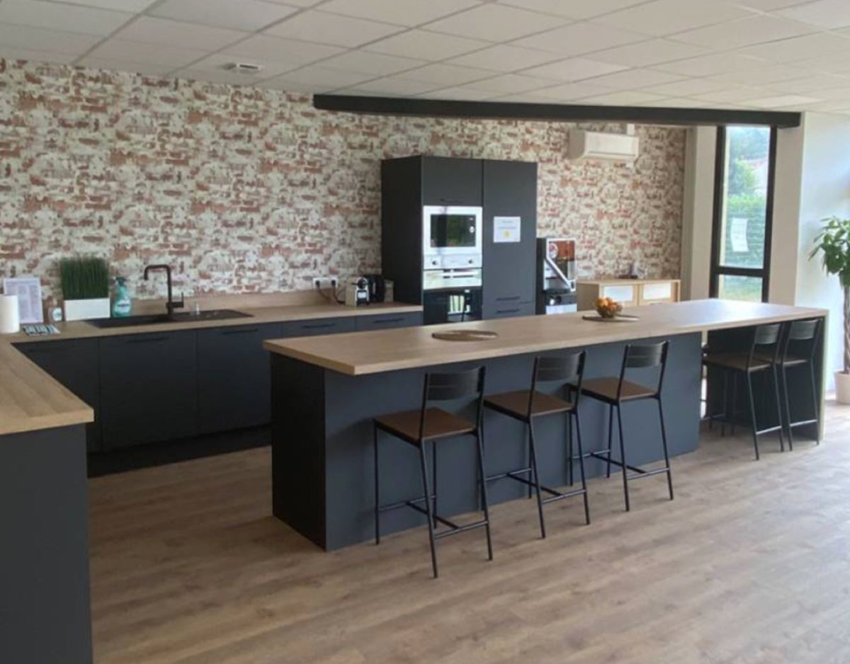 Cuisine et cafétéria partagées du centre Espace Charbonnière