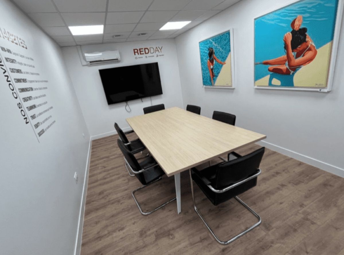 Salle de réunion pour 8 personnes avec TV à l’Espace Charbonnière
